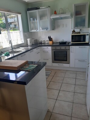 Fridge, microwave, oven, stovetop - Back to basics. Handy cottage close to beach. (Kawhia)