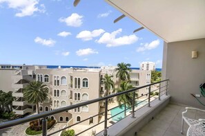 Property grounds - Caribbean Getaway: 2BR Condo at Rainbow Beach Club (Cupecoy)