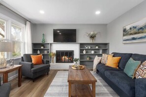 Smart TV, chimenea y futbolito