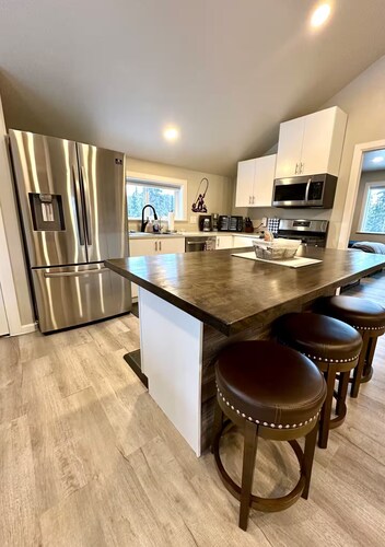 Seren hideaway minutes from the best Salmon fishing in Alaska!