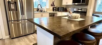 Seren hideaway minutes from the best Salmon fishing in Alaska!