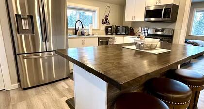 Seren hideaway minutes from the best Salmon fishing in Alaska!