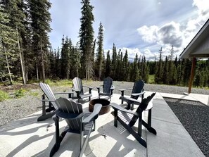 Terrace/patio - Seren hideaway minutes from the best Salmon fishing in Alaska! (Soldotna)