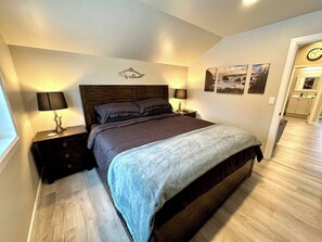 In-room safe, iron/ironing board, free WiFi, bed sheets - Seren hideaway minutes from the best Salmon fishing in Alaska! (Soldotna)