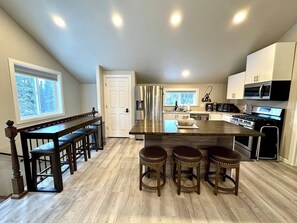 Fridge, microwave, oven, stovetop - Seren hideaway minutes from the best Salmon fishing in Alaska! (Soldotna)