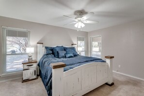Free WiFi, bed sheets, wheelchair access - Lake House Retreat on Lake Granbury! A Guest Favorite! (Granbury)