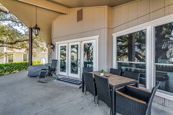Outdoor dining