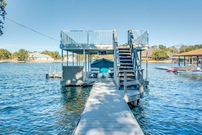 Lake House Retreat on Lake Granbury! A Guest Favorite!