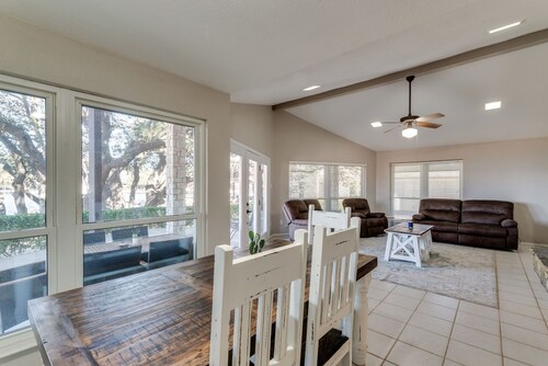Lake House Retreat on Lake Granbury! A Guest Favorite!
