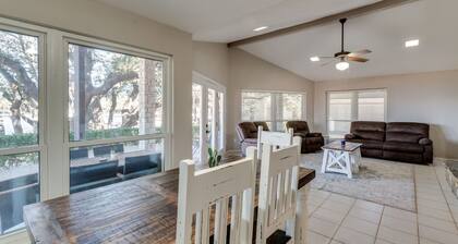 Lake House Retreat on Lake Granbury! A Guest Favorite!