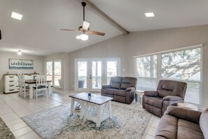 Smart TV - Lake House Retreat on Lake Granbury! A Guest Favorite! (Granbury)