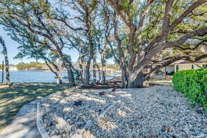 Property grounds - Lake House Retreat on Lake Granbury! A Guest Favorite! (Granbury)