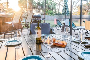 Outdoor dining - Heated Pool & Spa- Fire Pit- Walk to Restaurants, Downtown, Park, & Lighthouse! (St. Augustine)