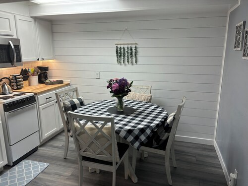 Cozy Bluebird Suite 5 min to Airport & Downtown