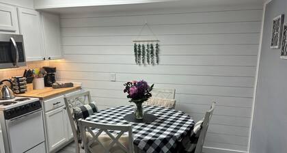 Cozy Bluebird Suite 5 min to Airport & Downtown