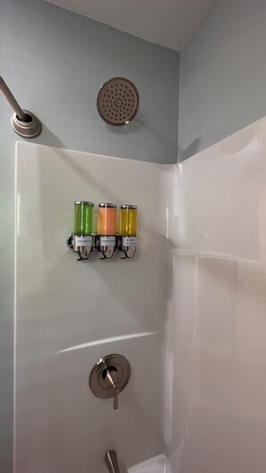 Sèche-cheveux, serviettes fournies, savon, papier toilette