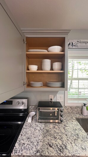 Fridge, microwave, oven, stovetop - Perfect private and secure 2-bedroom cottage in beautiful Arden, NC (Arden)