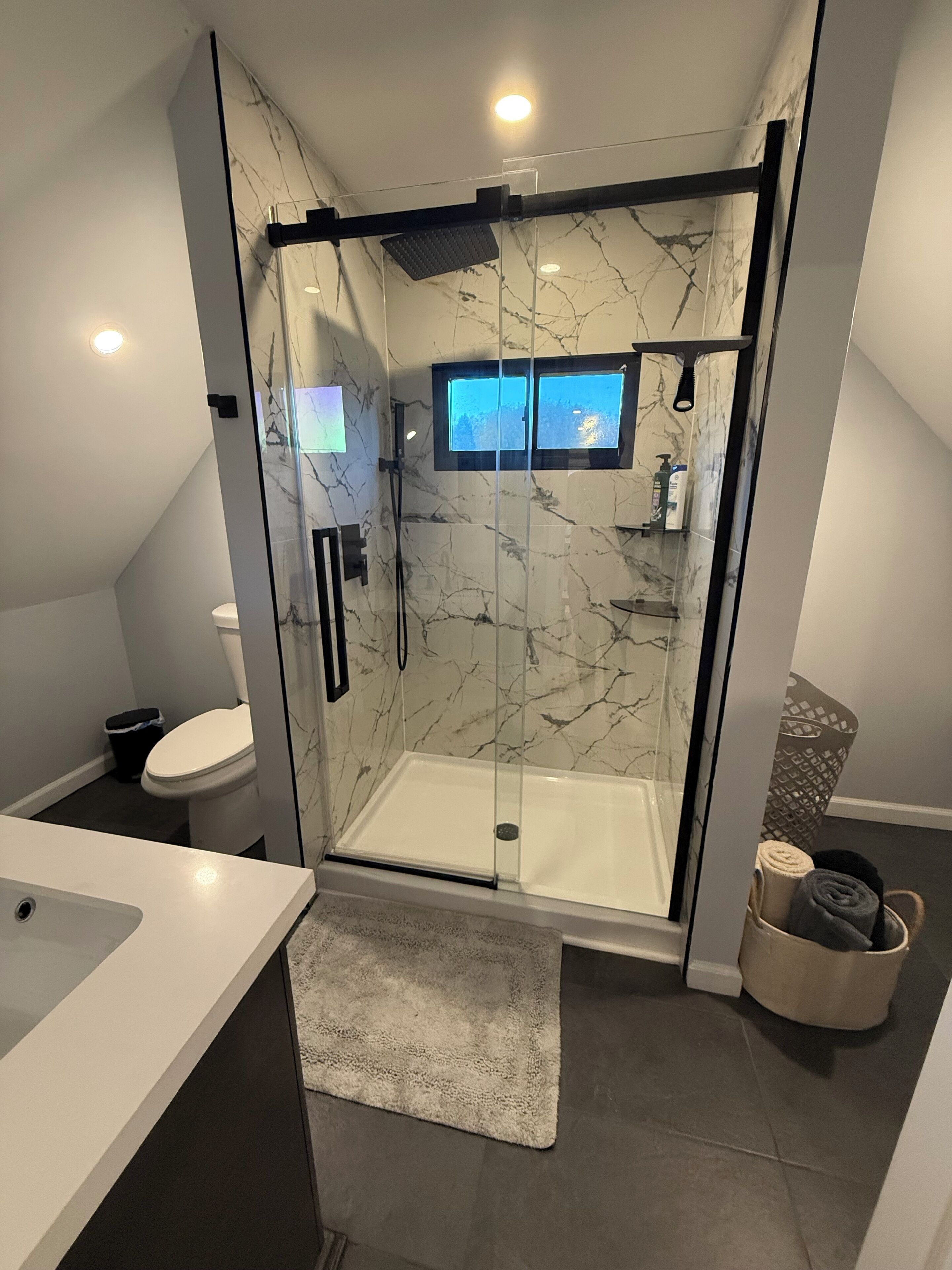 ヘアドライヤー、タオル、石鹸、トイレットペーパー