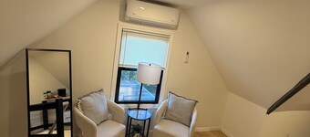 Cozy attic 1-bedroom apartment in fantastic New Haven with AC
