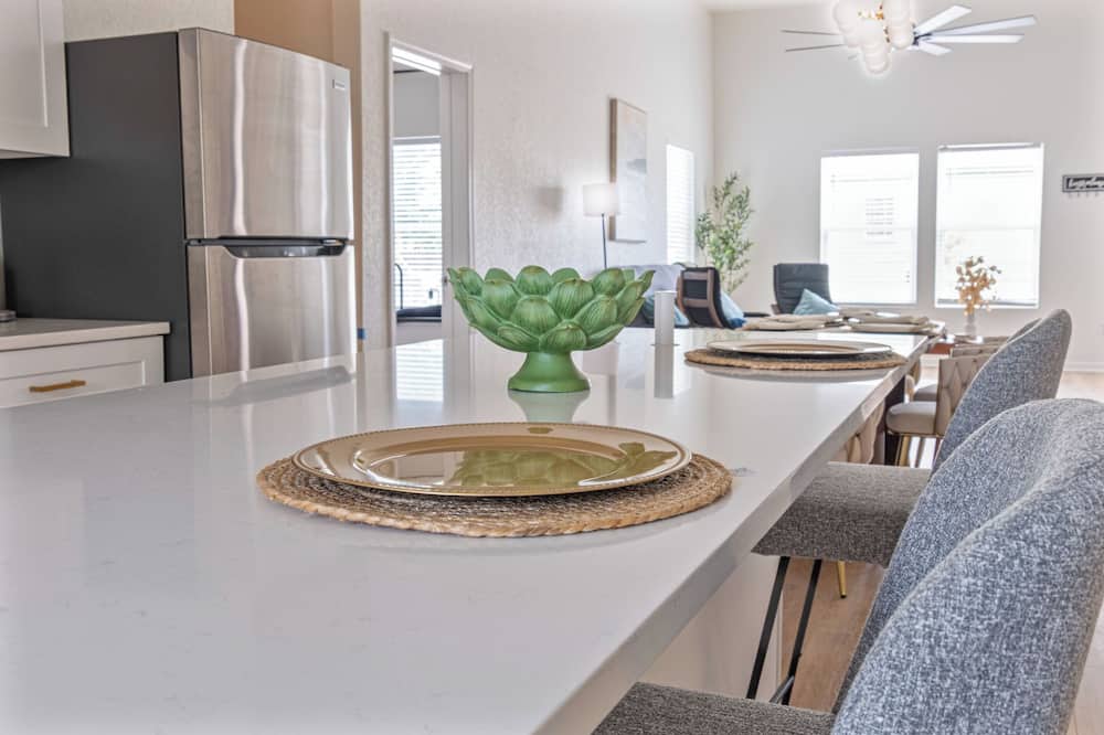 Bright and Clean 3 Bedroom Near Fun Riverwalk!