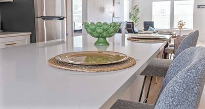 Bright and Clean 3 Bedroom Near Fun Riverwalk!