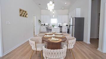 Apartment (3 Bedrooms) | Dining room