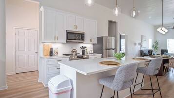 Lejlighed (3 Bedrooms) | Privat køkken | Mikrobølgeovn, ovn, kaffe-/temaskine, spisebord