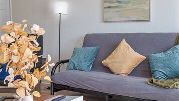 Apartment (3 Bedrooms) | Wohnzimmer | 50-Zoll-Fernseher mit Digitalempfang