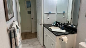 SĂšche-cheveux, serviettes fournies, savon, papier toilette