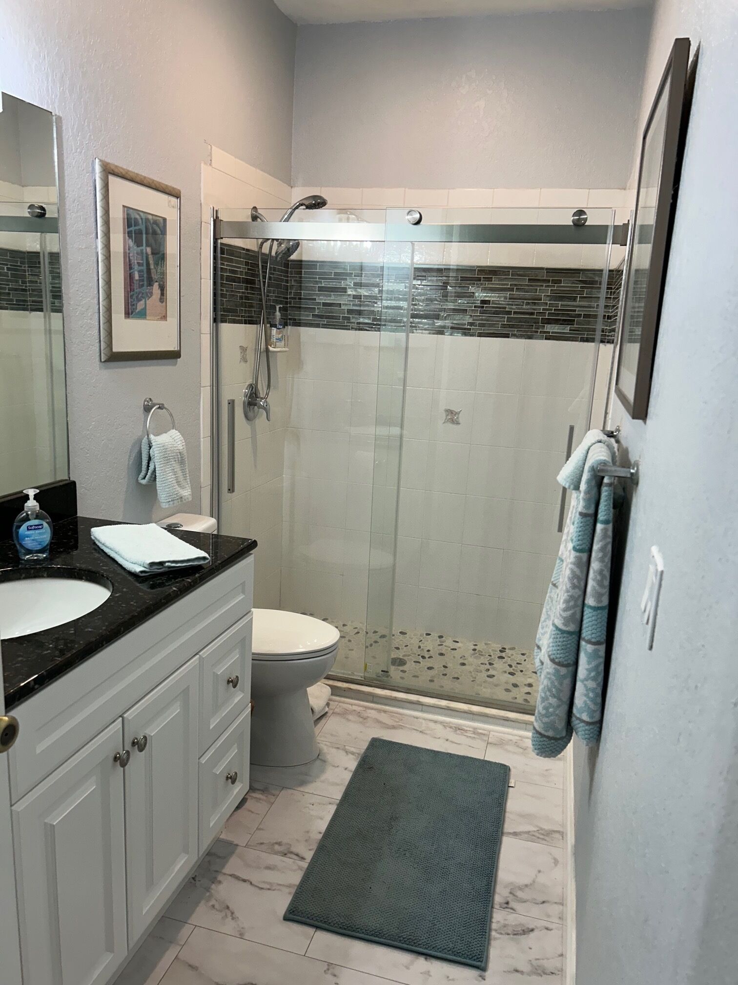 Haartrockner, Handtücher, Seife, Toilettenpapier