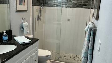 SĂšche-cheveux, serviettes fournies, savon, papier toilette