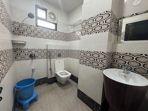 Shower, towels, soap, shampoo - Hotel Suraj By T And M Hotels (Haridwar)