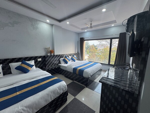 Familien-Vierbettzimmer, Flussblick | Kostenloses WLAN