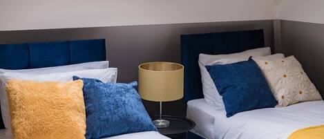 Tabla de planchar con plancha, wifi y ropa de cama