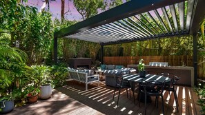 Outdoor dining - Macmasters Coastal Luxe Walk to the Beach (Macmasters Beach)