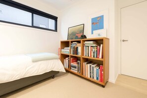 Escritorio y ropa de cama 