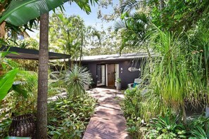 Exterior - Macmasters Coastal Luxe – Walk to the Beach (Macmasters Beach)