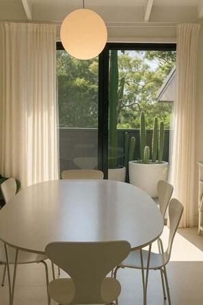 Dining - Macmasters Coastal Luxe – Walk to the Beach (Macmasters Beach)