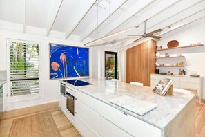 Fridge, microwave, stovetop, dishwasher - Macmasters Coastal Luxe – Walk to the Beach (Macmasters Beach)