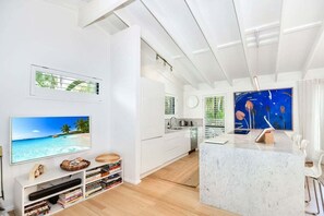 Réfrigérateur, micro-ondes, plaque de cuisson, lave-vaisselle