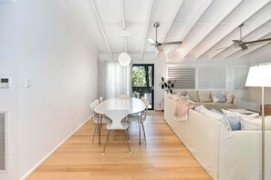 Interior - Macmasters Coastal Luxe – Walk to the Beach (Macmasters Beach)