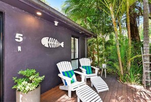 Terrace/patio - Macmasters Coastal Luxe – Walk to the Beach (Macmasters Beach)