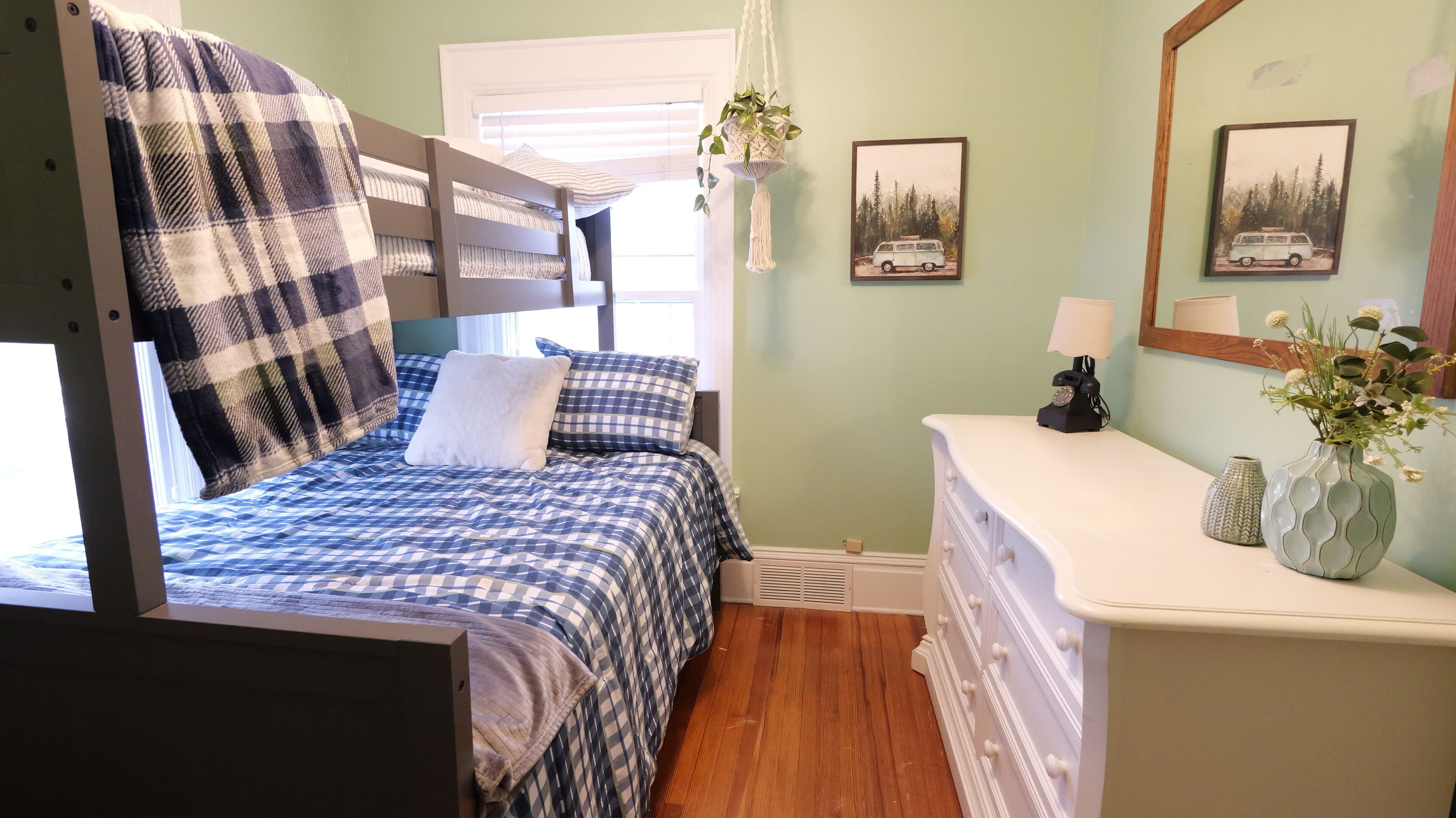 4 habitaciones, tabla de planchar con plancha y wifi gratis 