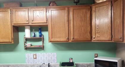 Cozy 3-bedroom hotel in Bartley ideal for hunters or families.