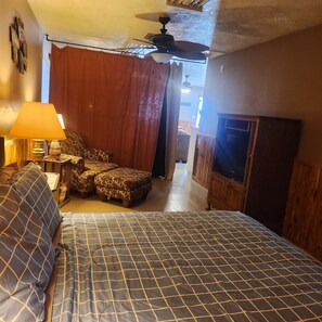 3 bedrooms, desk, travel crib, free WiFi