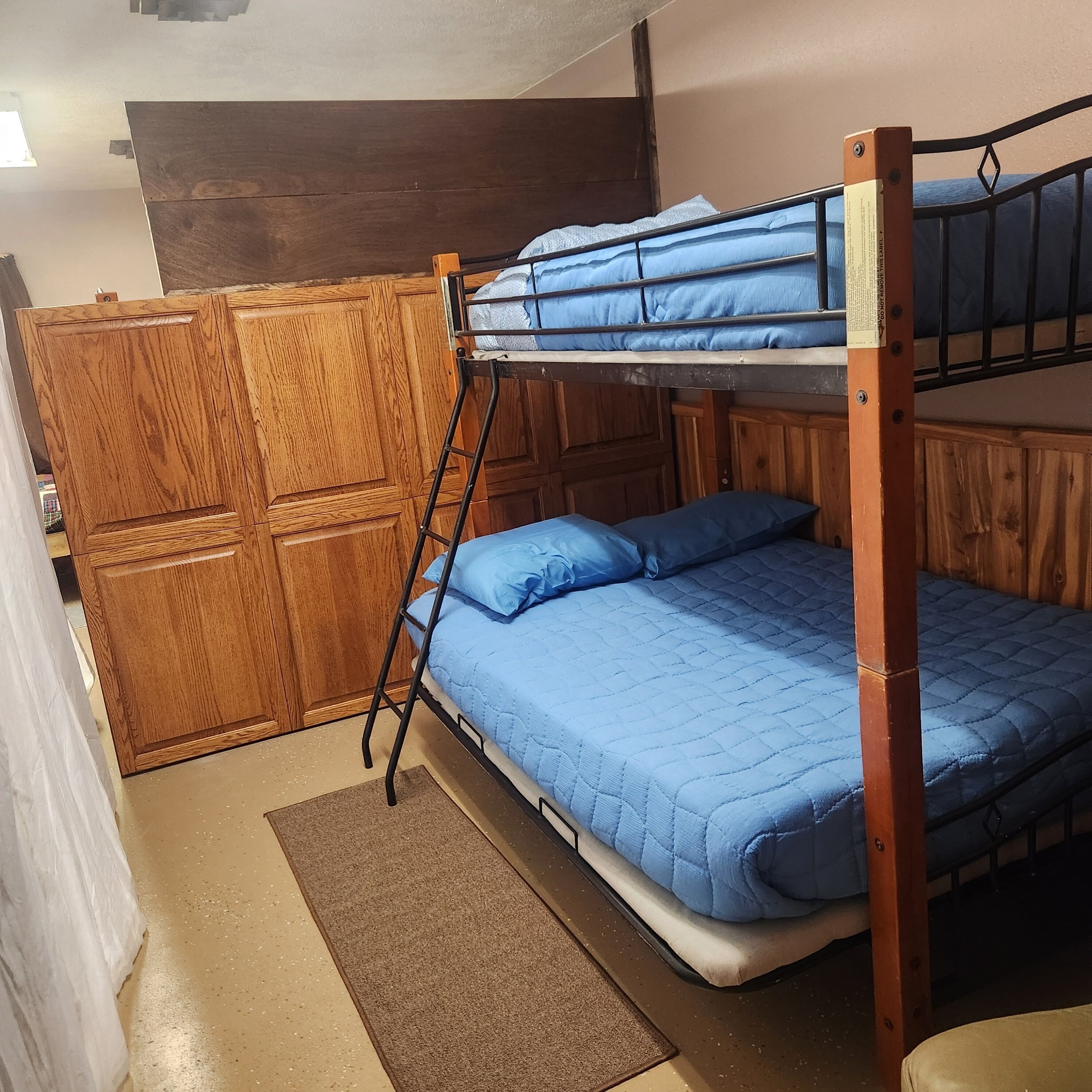 Desk, travel crib, bed sheets, wheelchair access