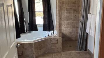 Regadera, tina de hidromasaje, secadora de cabello, toallas