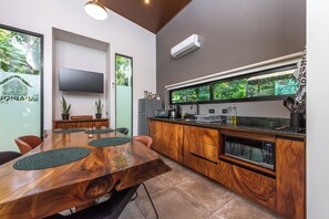 Vil·la Comfort, vistes al riu | Cuina privada | Frigorífic gran, microones i utensilis de cuina, vaixella i coberteria