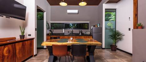 Deluxe villa, uitzicht op rivier | Privékeuken | Een koelkast/vriezer, een magnetron, kookgerei, borden en bestek