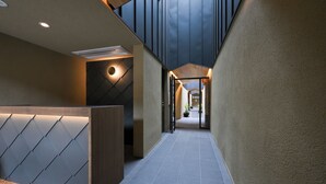 Een modern interieur met een receptiebalie, een betegelde vloer en een schuine plafond.